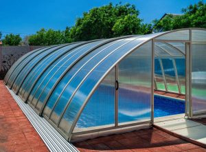 Vestir la piscina con una cubierta funcional y de diseño